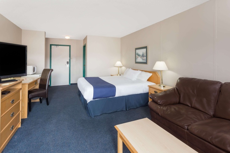 Ramada By Wyndham Quesnel photo 8