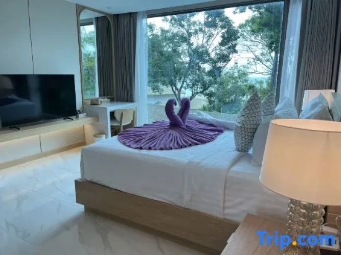 Suite with balcony and with partial sea view