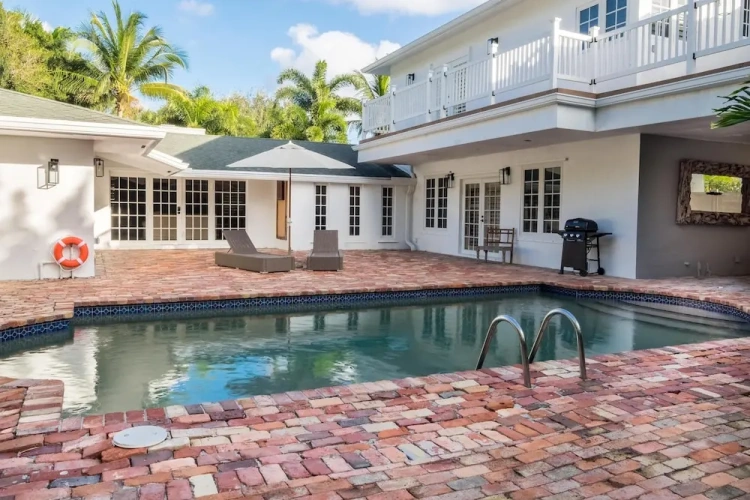 Bungalow with balcony
