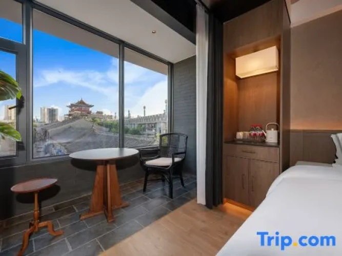 Standard Twin room with balcony