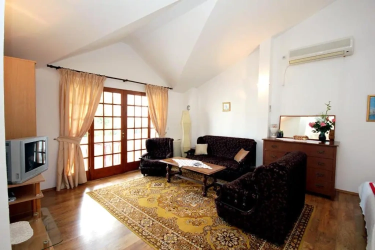Studio with balcony and with garden view