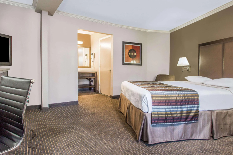 Super 8 by Wyndham Mountain View