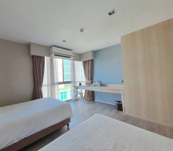 Deluxe Twin room with pool view