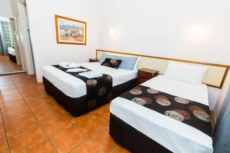Standard Triple room