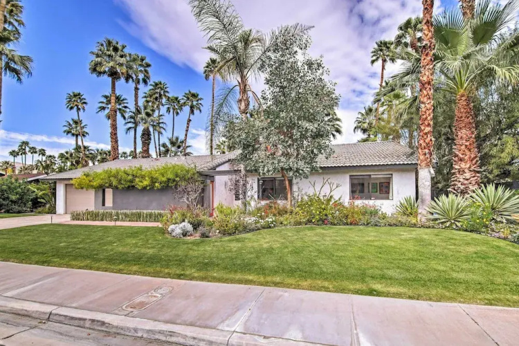 Covered Patio, Pool & Games: Home in Palm Springs
