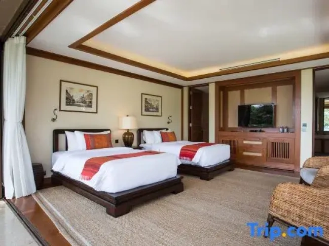 6 Bedrooms Villa