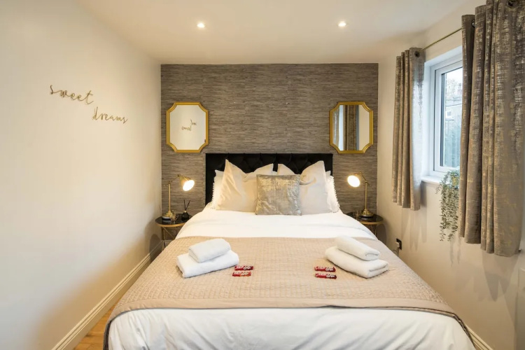 Charming 2-bed House in Central