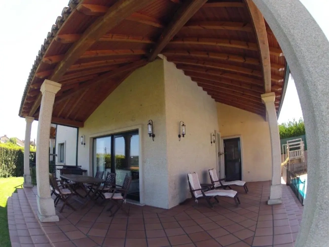 5 Bedrooms Cottage