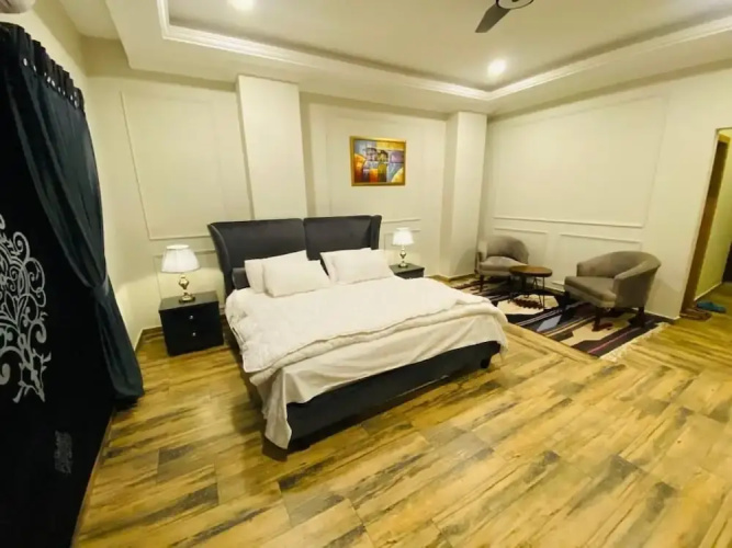 Holidazzle Serviced Appartment