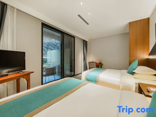 Standard Twin room with courtyard view