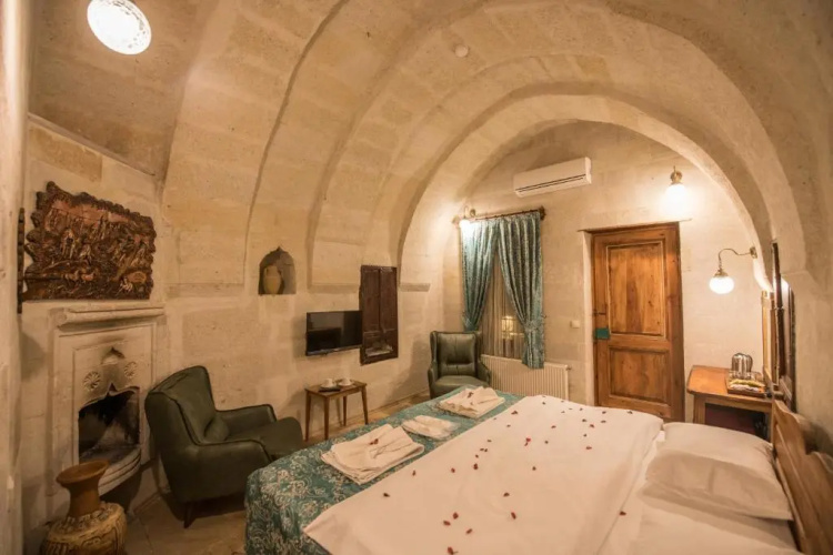 Charming Cave Hotel