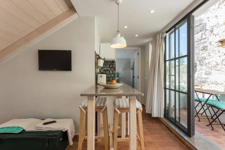 Apartment with balcony and with courtyard view