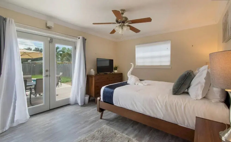 Sunlit Escape 3BR 2BA w Private Pool Backyard