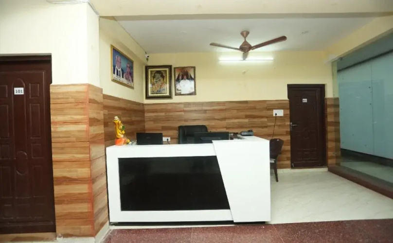 OYO 18817 Hotel Skyzone Madhuvan