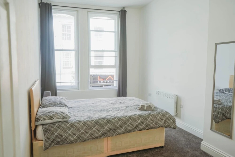 1 Bed Flat in Pedestrianized High Street