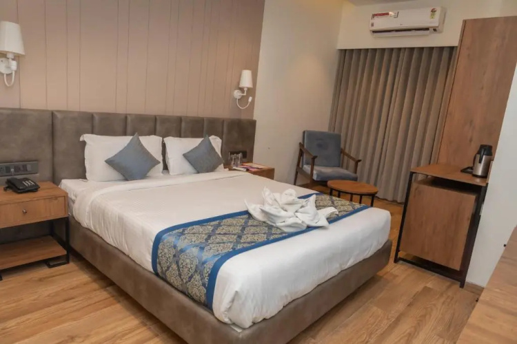 Pinnacle Grand Hotel and Banquets
