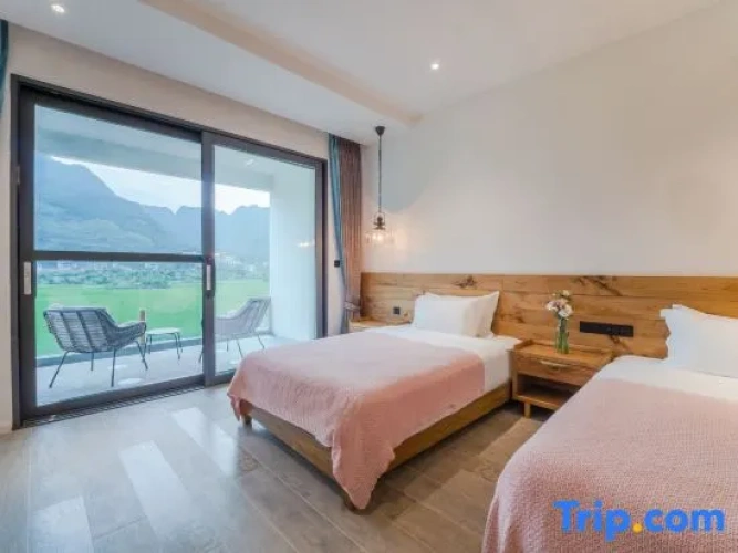 Standard Twin room with balcony and with mountain view