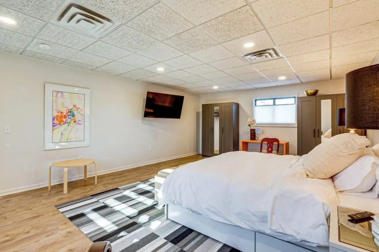 Between Restaurant & Brewery! Chic Perrysburg Apt