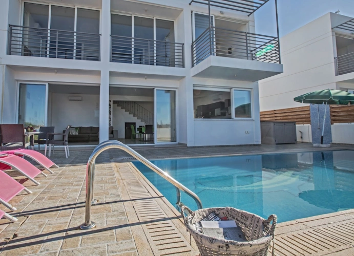 3 Bedrooms Villa with garden view