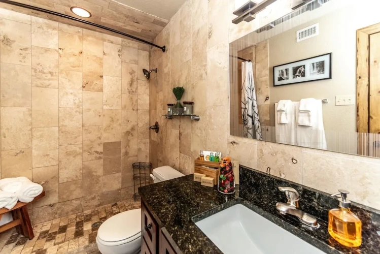 2 Bedrooms Luxury Basement room