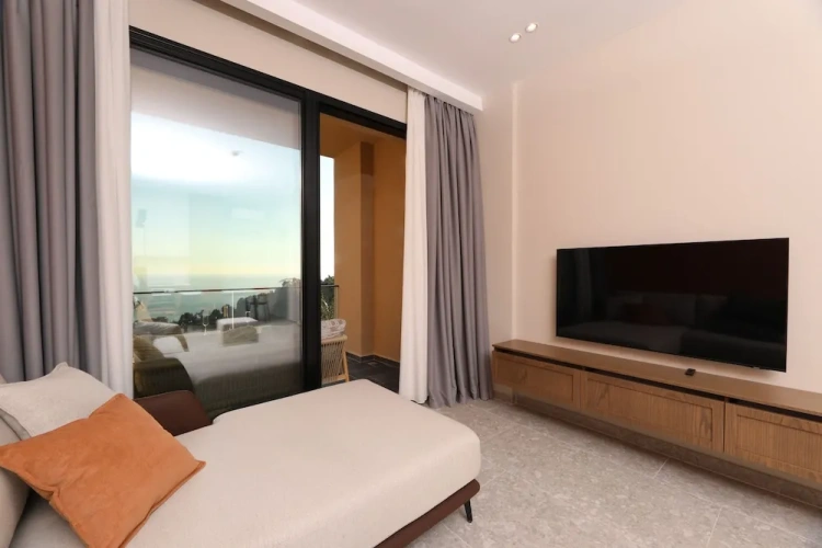 2 Bedrooms Apartment with balcony and with sea view