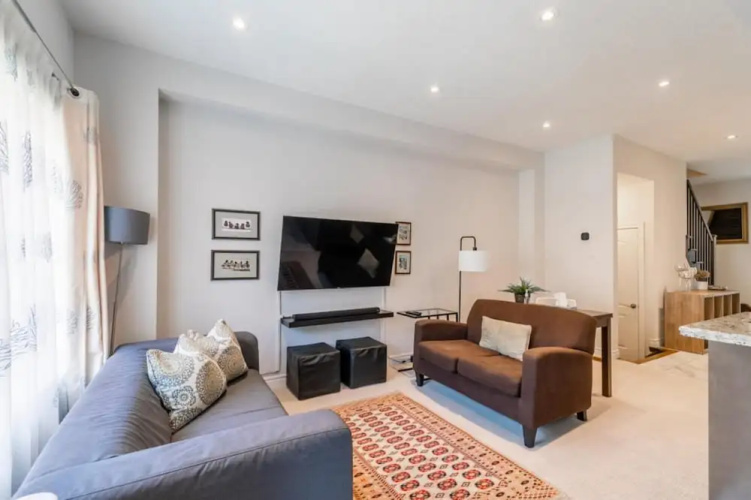 Modern Lakeshore 3BR 3BA TH Free Parking BBQ