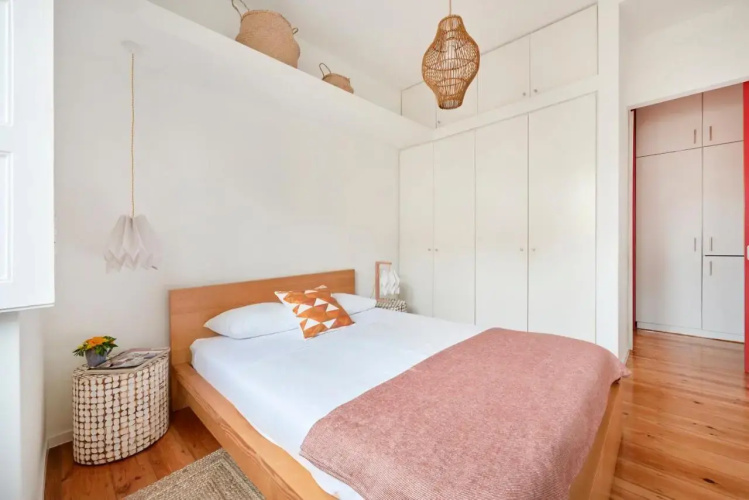 Sunny Renovated Apt With AC, By TimeCooler