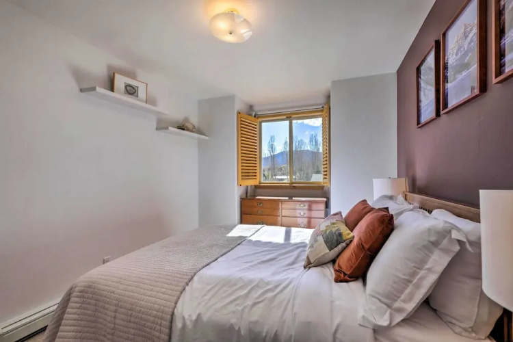 Cozy Carbondale Escape w/ Deck & Grill!