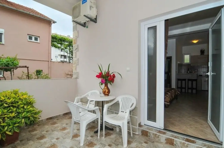 Studio with garden view