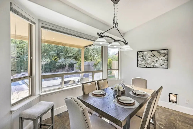 Airy Scottsdale Home: Pool, Putting Green & Grill!