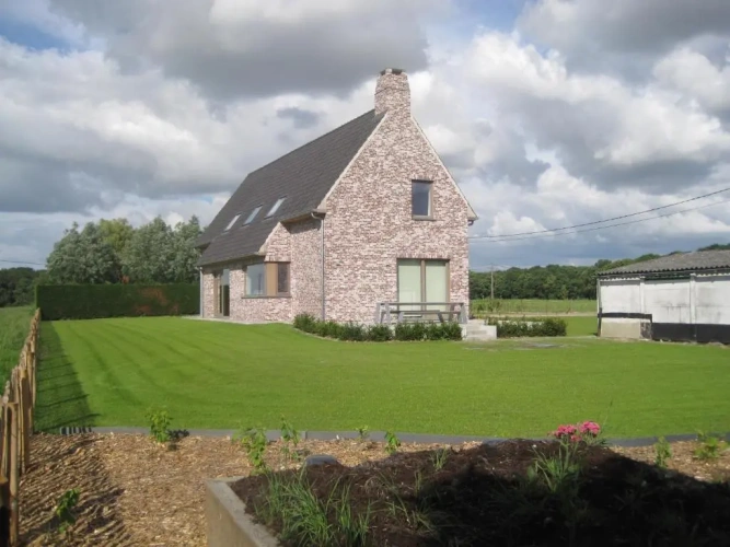 4 Bedrooms Cottage