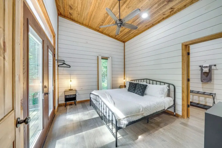 Creekside Cabin w/ Views & Hot Tub in Broken Bow