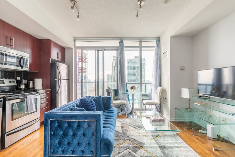 Gorgeous Condos in Maple Leaf Square — фото 4