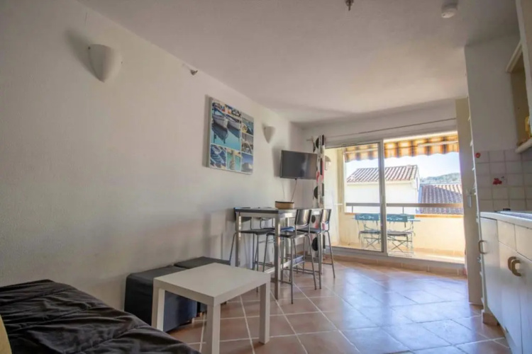 NICE 25 m BRIGHT with BALCONY and POOL