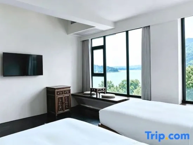 Standard Twin room with lake view