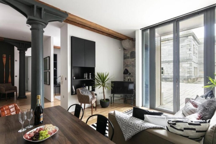 2 Bedrooms Apartment