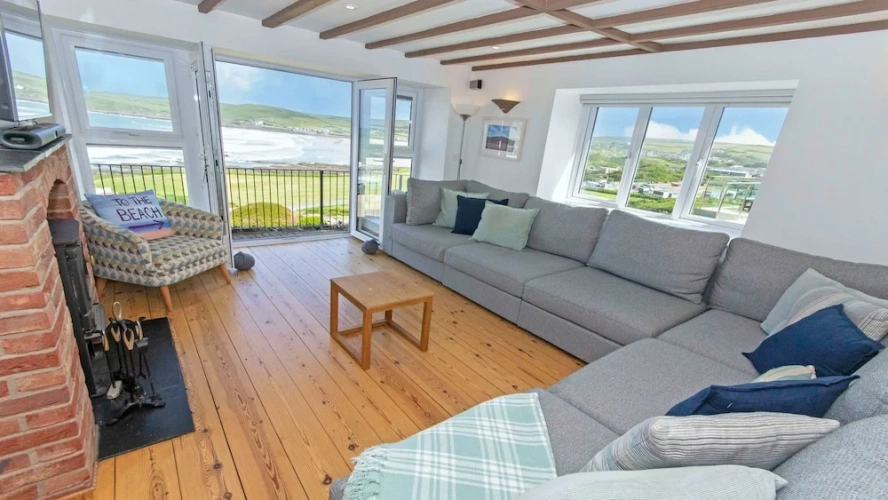 4 Bedrooms Cottage with balcony