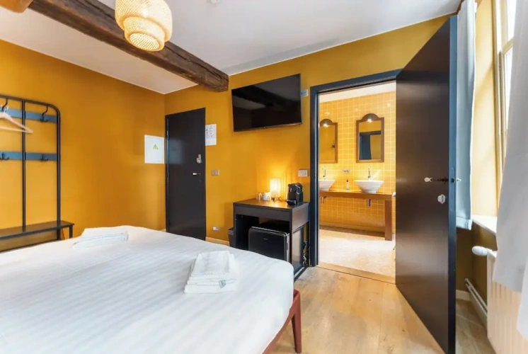 Standard Double room with city view