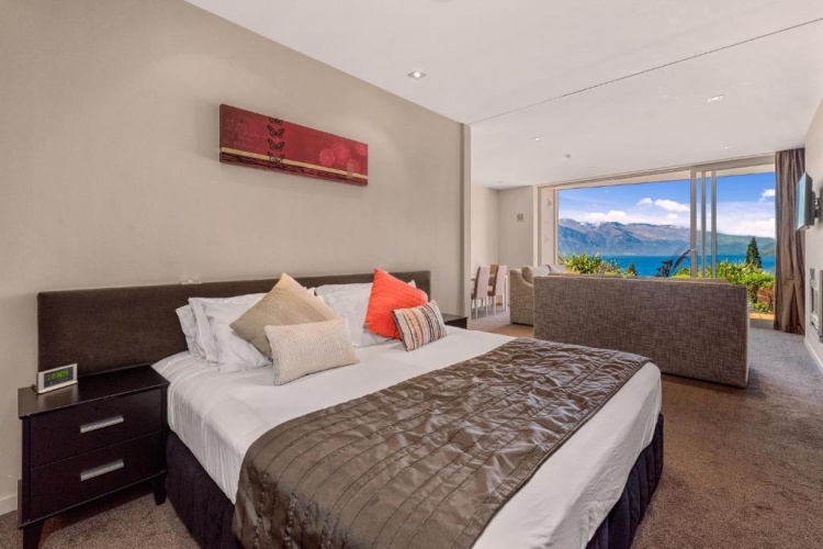 1 Bedroom Apartment with lake view