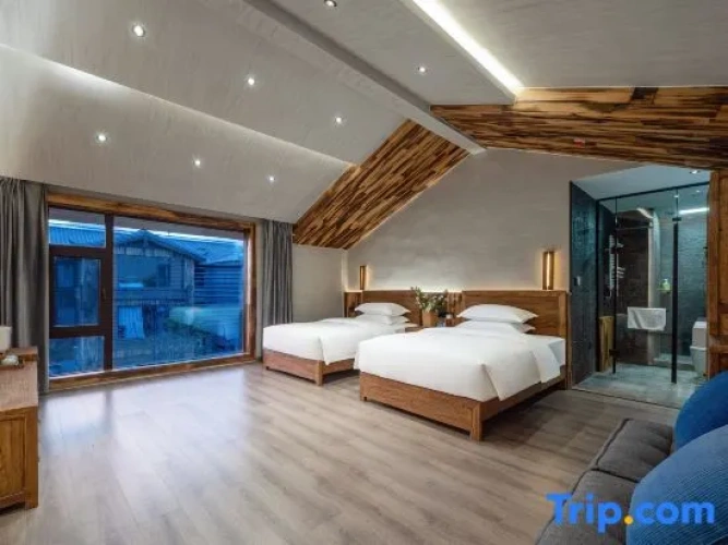 Standard Twin room with lake view