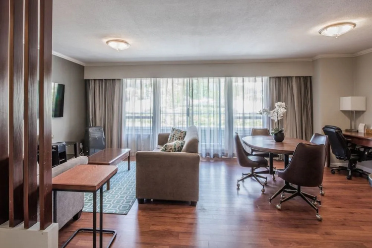 Gibsons Garden Hotel