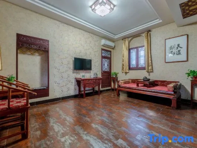 Standard Family room with courtyard view