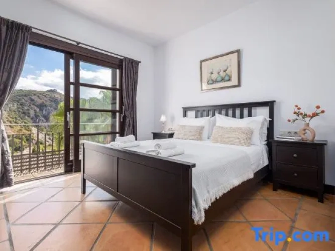 3 Bedrooms Quadruple Apartment with mountain view