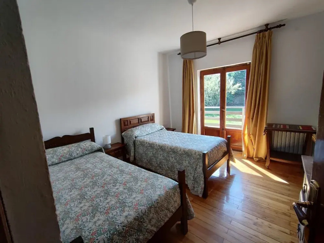Charming 6-bed Chalet in Llanes