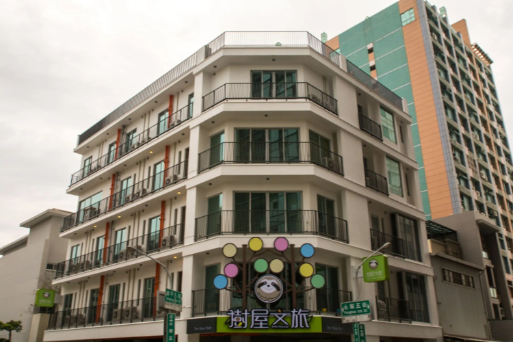 Treehouse Hostels