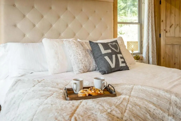 New / 3 King Suites / Sleeps12 / View / 5 mi to PF / Hot tub