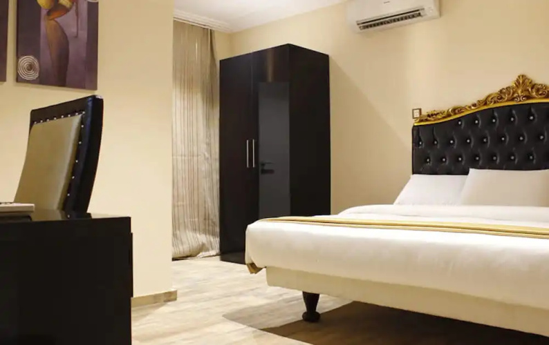 Ellyxville Hotels