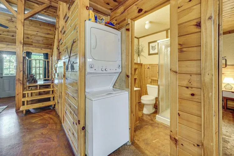 3 Mi to Beavers Bend State Park: Hot Tub Hideaway!
