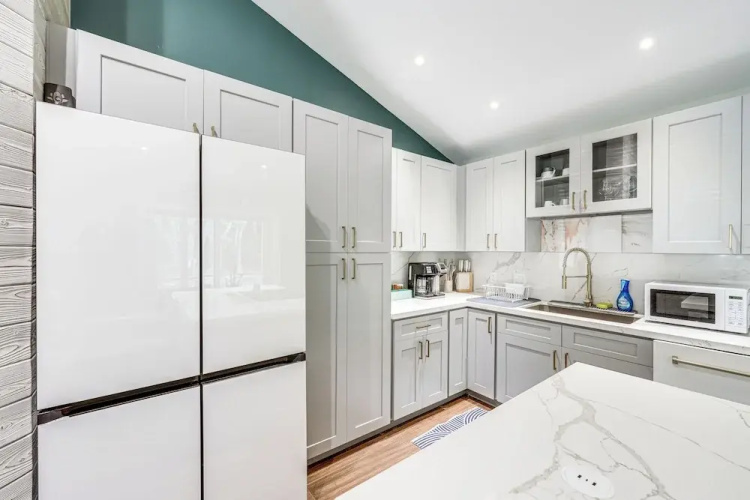 Walk to Harry Harris Beach: Modern Coastal Escape!