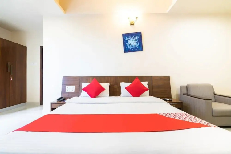 Compact Maple Leaf by OYO Rooms